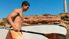 El tenista murciano Carlos Alcaraz, luciendo torso, en el vídeo promocional de las playas de la Costa Cálida.