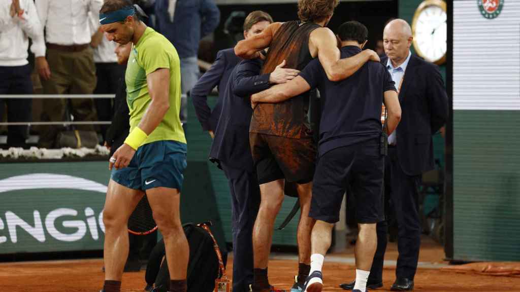 Rafa Nadal, cabizbajo tras ver la lesión de Alexander Zverev.