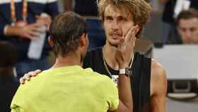 Rafa Nadal consuela a Alexander Zverev.