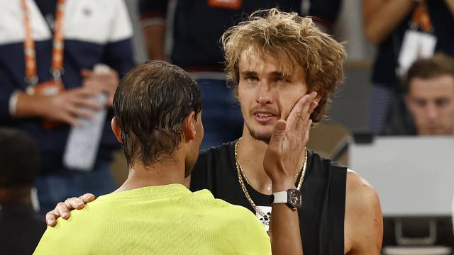 Rafa Nadal consuela a Alexander Zverev