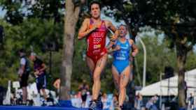Dos triatletas (la primera, la española Miriam Casillas) durante la Copa de Europa de Triatlón Melilla 2021.