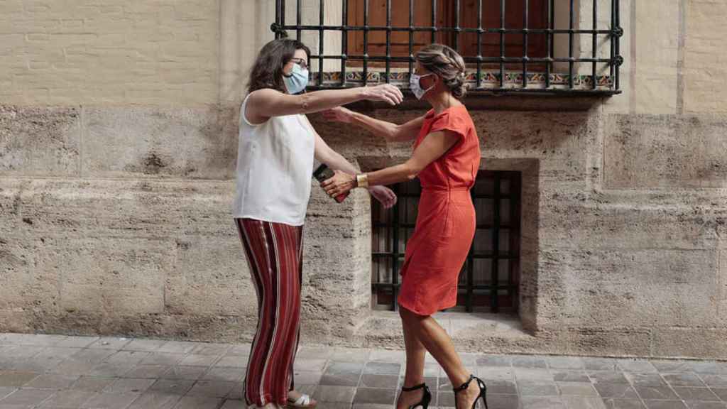 Yolanda Díaz y Mónica Oltra se abrazan en un acto reciente celebrado en Valencia.