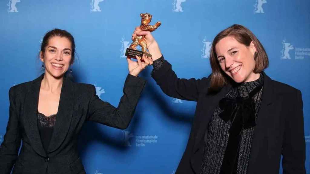 María Zamora y Carla Simón, con el Oso de Oro de la Berlinale