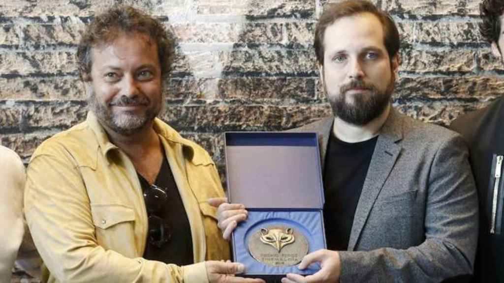 Enrique López Lavigne y Carlos Vermut, con su Premio Feroz Zinemaldia por Quién te cantará