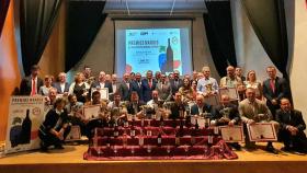 Foto de familia de los asistentes a los Premios Manojo