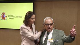 El consejero de Cultura, Turismo y Deporte, Gonzalo Santonja, participa en el Pleno del Consejo Español de Turismo. En la imagen junto a la ministra de Industria, Comercio y Turismo, Reyes Maroto.