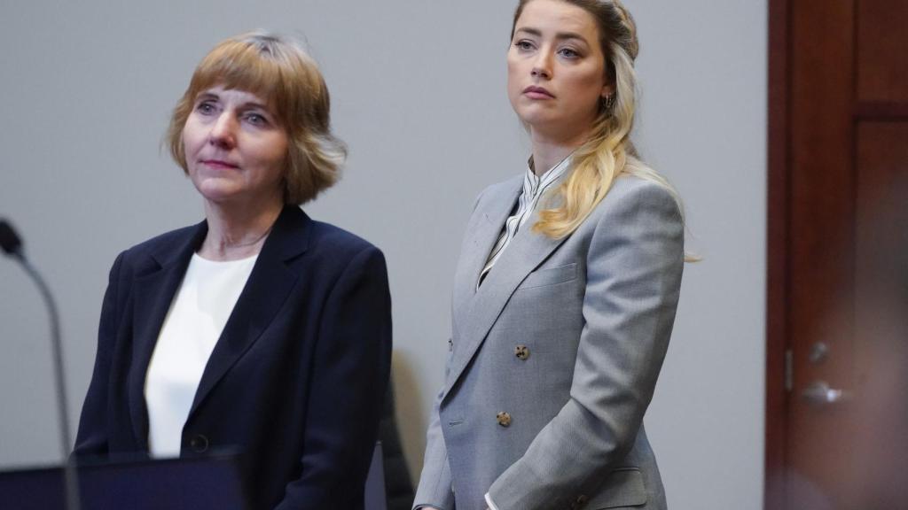 Amber Heard y su abogada durante el juicio contra Johnny Depp.