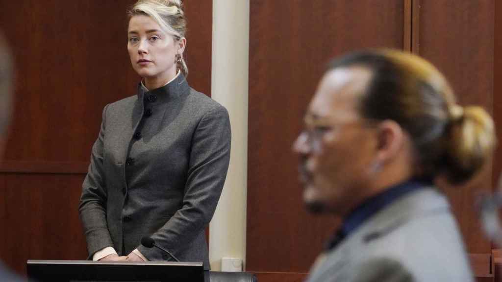 Amber Heard y Johnny Depp durante el juicio en Virginica.
