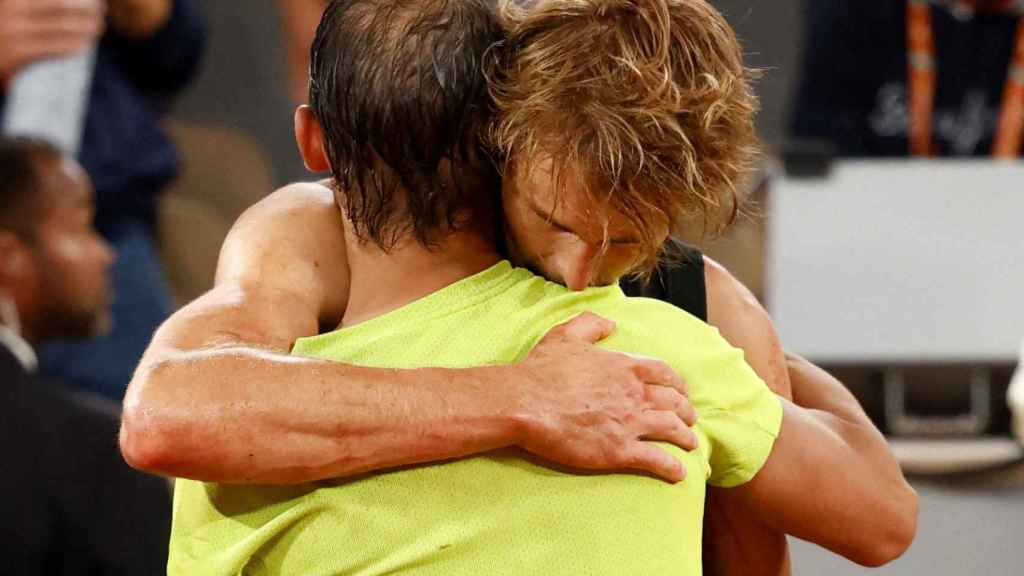 Rafa Nadal abraza a Alexander Zverev tras su retirada de Roland Garros