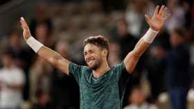 Casper Ruud celebra su victoria contra Marin Cilic en Roland Garros