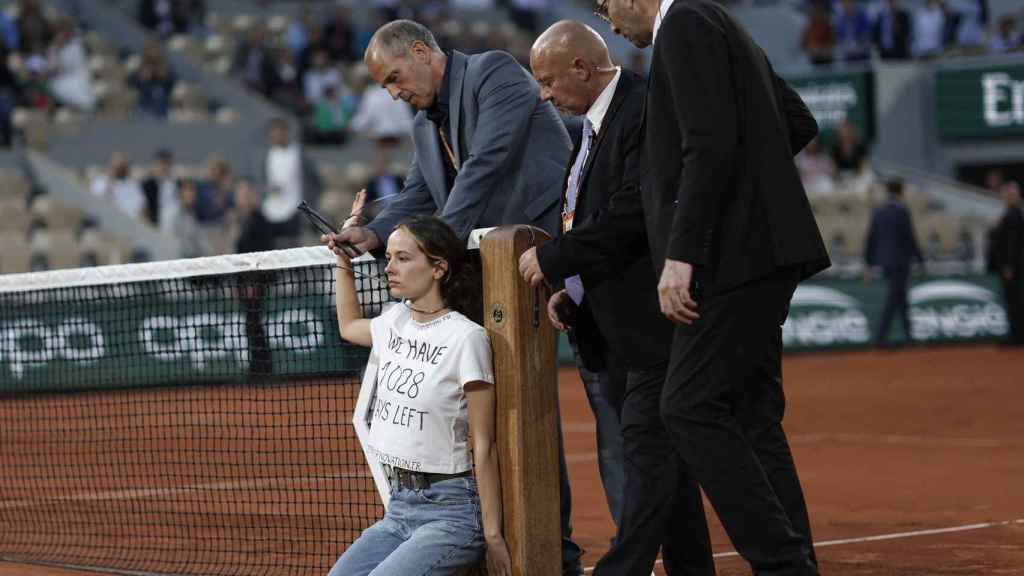 Una joven irrumpe en el Ruud - Cilic de Roland Garros y se encadena a la red en señal de protesta