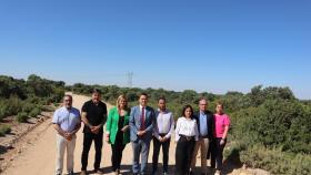 El consejero de Agricultura, Agua y Desarrollo Rural, Francisco Martínez Arroyo, visita un camino rural de Iniesta