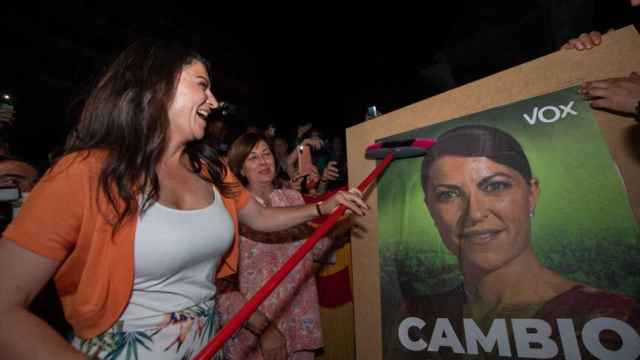 Macarena Olona abre en silencio la campaña de Vox en Granada y sólo convoca una pegada de carteles