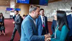 Inés Arrimadas saluda al primer ministro de Luxemburgo en el congreso de los liberales europeos.