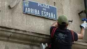 Retirada de la placa que denominaba una calle con un eslogan franquista./