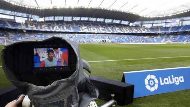 Imagen de una cámara de televisión grabando el campo de la Real Sociedad.