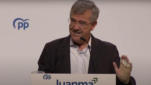 José María García Urbano muestra su mano herida durante el mitin.