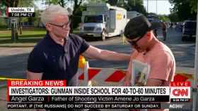 Cobertura de CNN del reciente tiroteo en Uvalde, Texas. En la imagen, uno de sus periodistas estrella, Anderson Cooper, desde el lugar de los hechos.