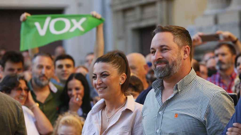 El presidente de Vox, Santiago Abascal, y la candidata de Vox a la Presidencia de la Junta, Macarena Olona.