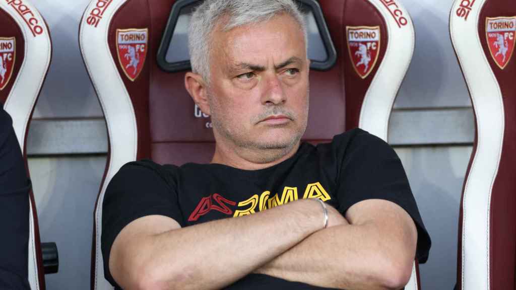 José Mourinho sentado en el banquillo de la AS Roma