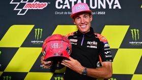 Aleix Espargaró muestra el casco que estrena en el GP de Cataluña en homenaje a su hija Mia.