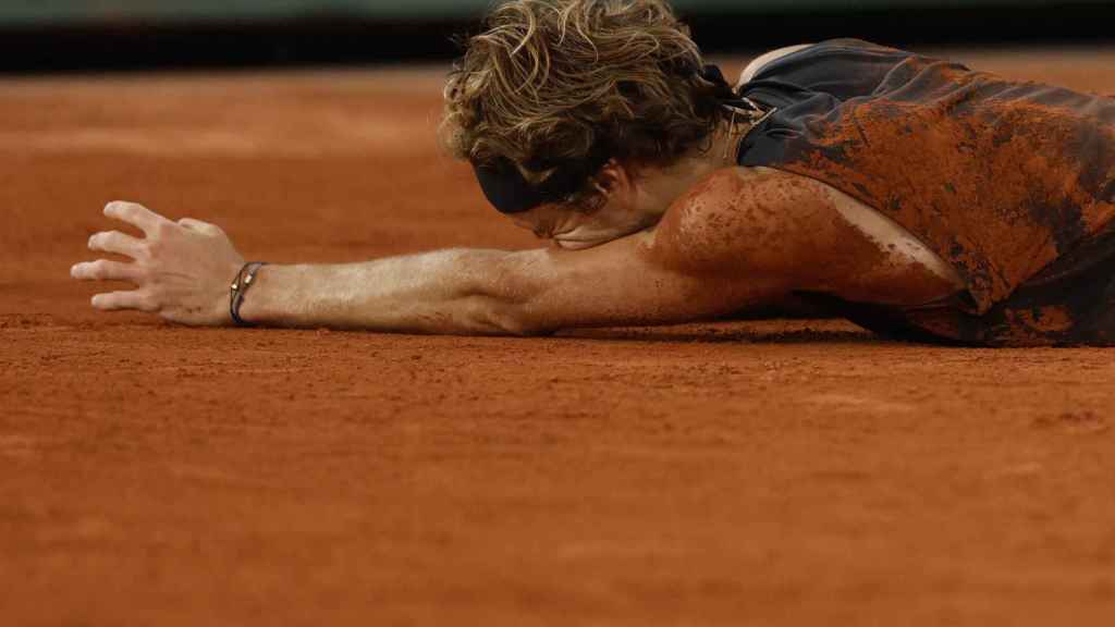 Alexander Zverev tirado sobre la arena de la Philippe Chatrier de Roland Garros