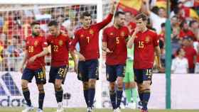 Álvaro Morata celebra con sus compañeros en la Selección su gol a Portugal