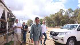 El presidente de la Junta, Juanma Moreno, en una visita a la aldea del Rocío.