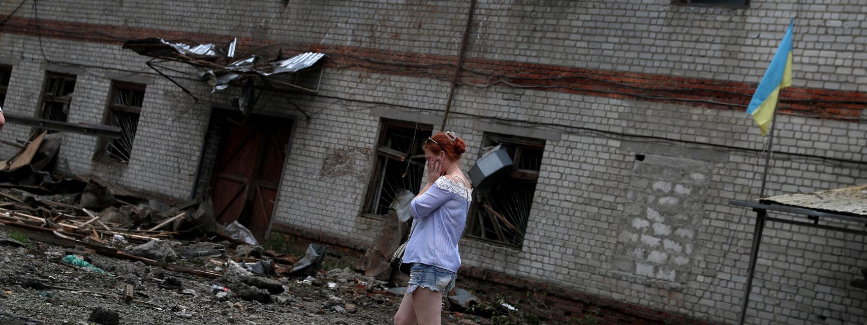 Una ciudadana ucraniana pasea por delante de un edificio de oficinas dañado por los ataques rusos en una imagen tomada este 3 de junio en Kharkiv
