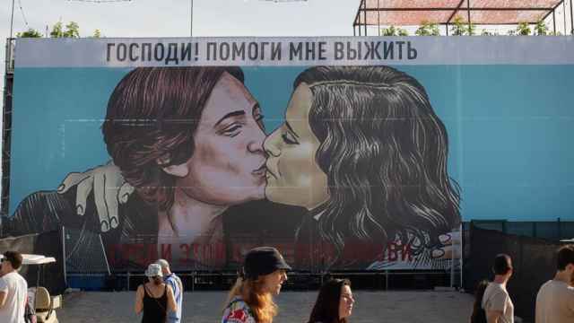 Ada Colau e Isabel Díaz Ayuso se besan en un provocador mural del festival Primavera Sound