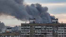 Vista del humo que se puede ver desde varios puntos de Kiev tras las explosiones registradas este domingo 5 de junio en la capital ucraniana