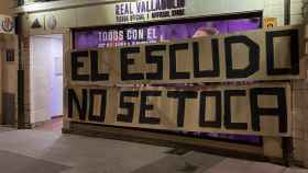 Pancarta colocada en la tienda oficial del Real Valladolid en la calle Héroes de Alcántara