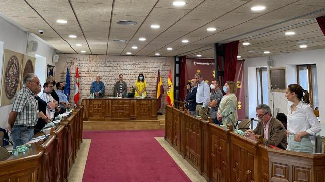 El concejal de Ciudadanos Jesús María Saldaña sentado durante el minuto de silencio