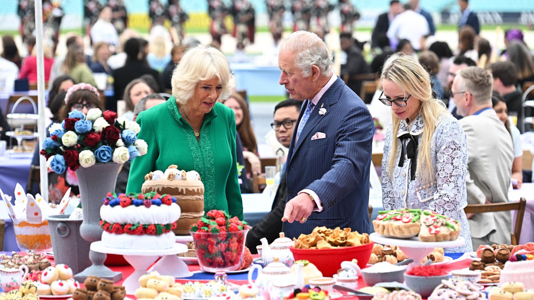 El príncipe Carlos y Camilla Parker durante el almuerzo celebrado en 'The Oval'.