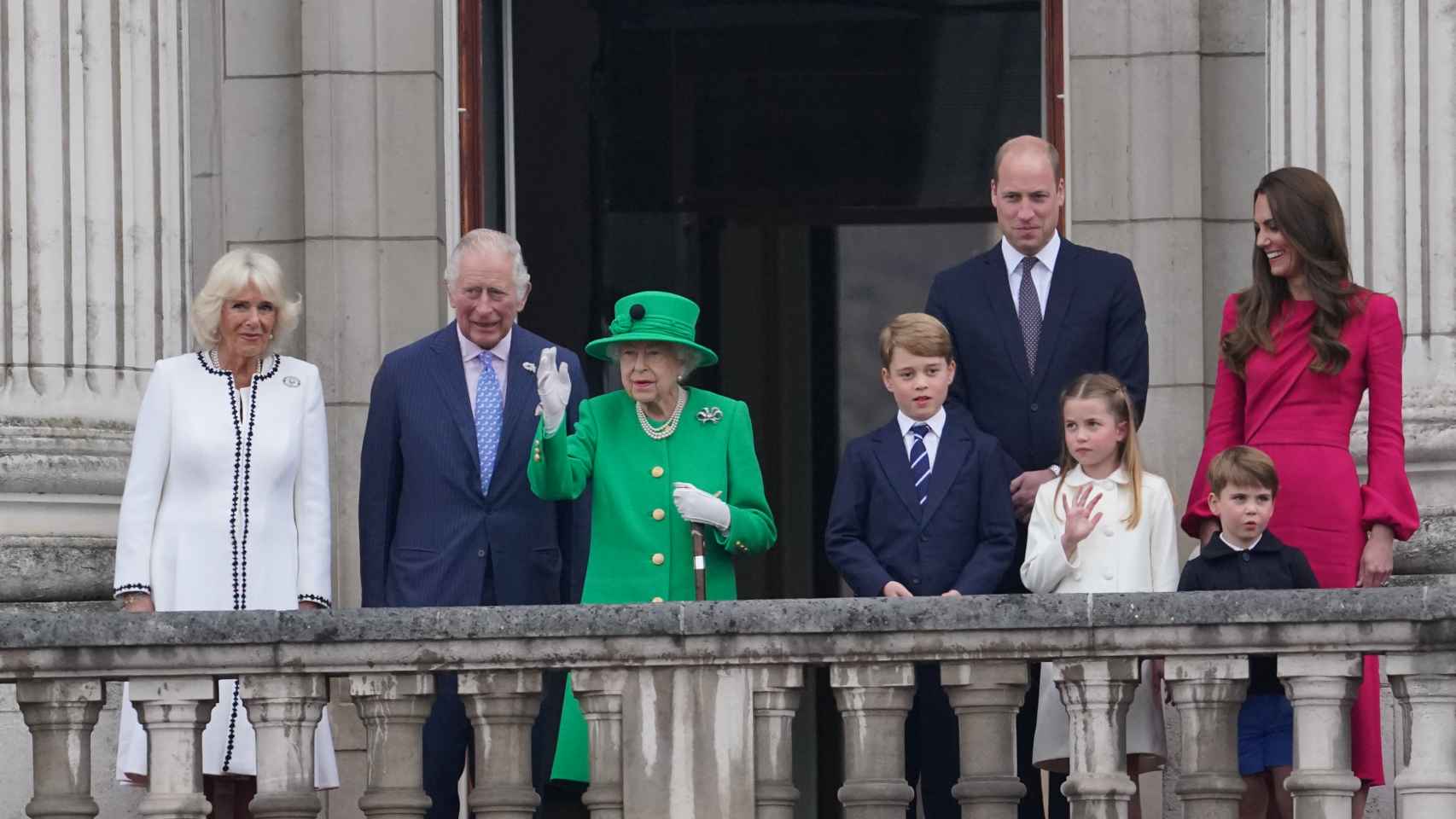 Isabel II ha saludado desde Buckingham junto a su familia.
