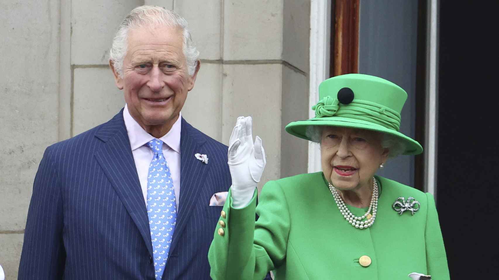 Isabel II junto a su heredero, el príncipe Carlos.