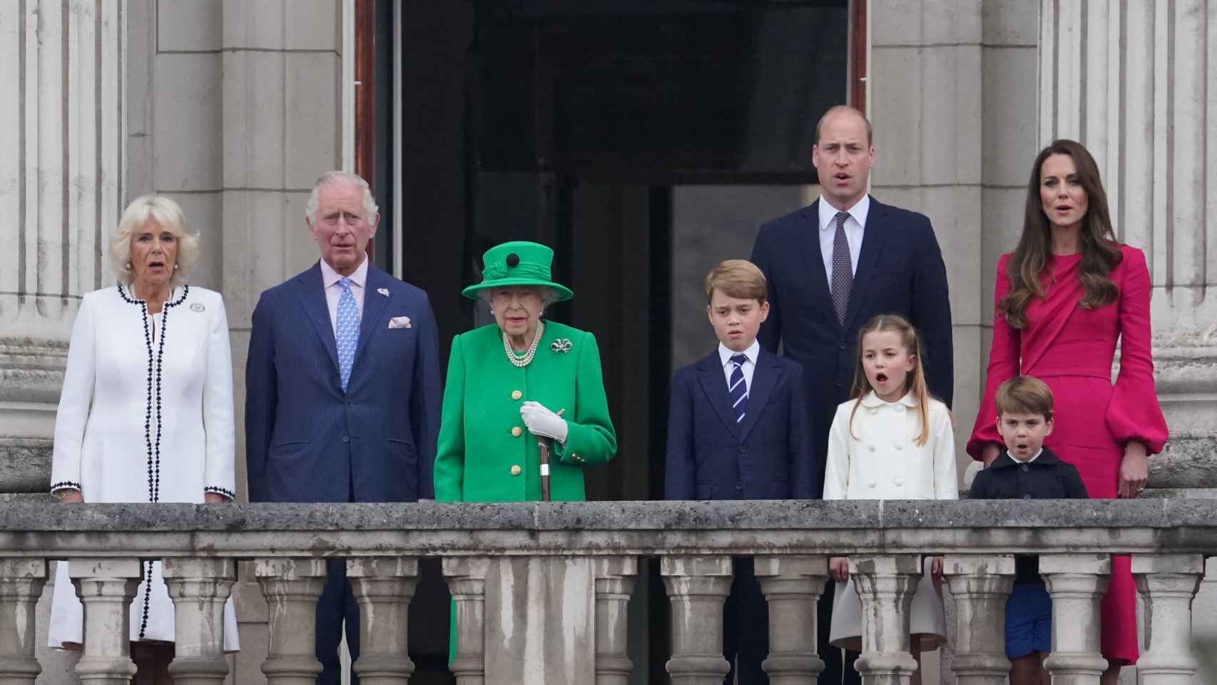 Isabel II se ha rodeado de sus herederos en su última aparición pública.