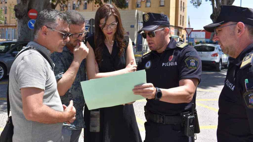 Sabrina Moh, delegada del Gobierno de Melilla, conversa con miembros de la Policía Local.