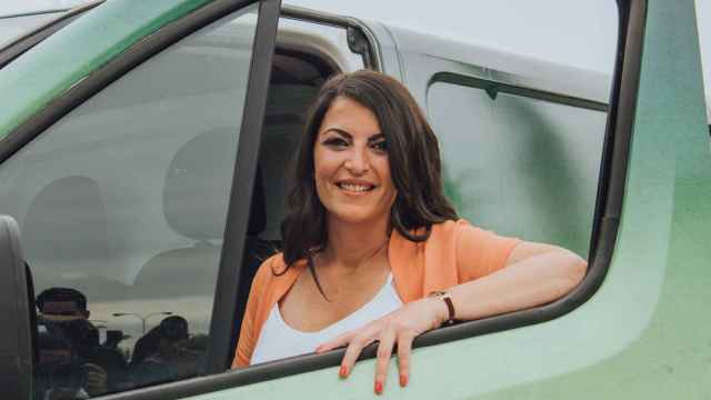 Macarena Olona en uno de los vehículos utilizados como transporte en la campaña electoral.