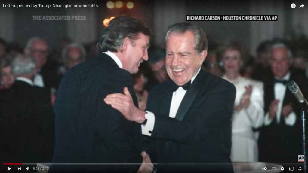 Donald Trump y Richard Nixon se saludan en una gala en Houston en 1989.