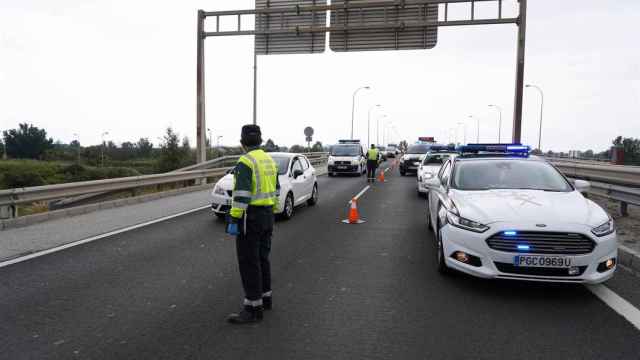 Efectivos de la Guardia Civil de tráfico realizan un control aleatorio en la carretera A-7 dirección Málaga capital en una imagen de archivo.