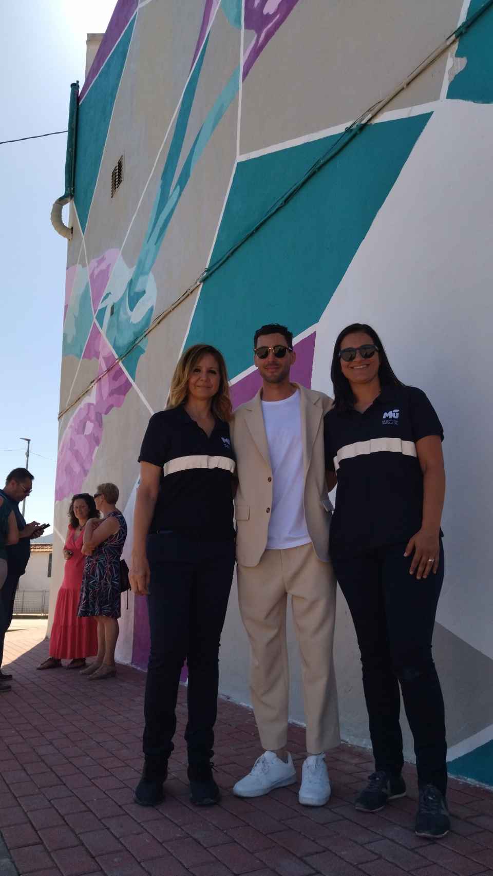 Ana Belén Cerdá, el artista Sbah, y Teresa Torres, este lunes, posando junto al mural de Carlos Alcaraz.