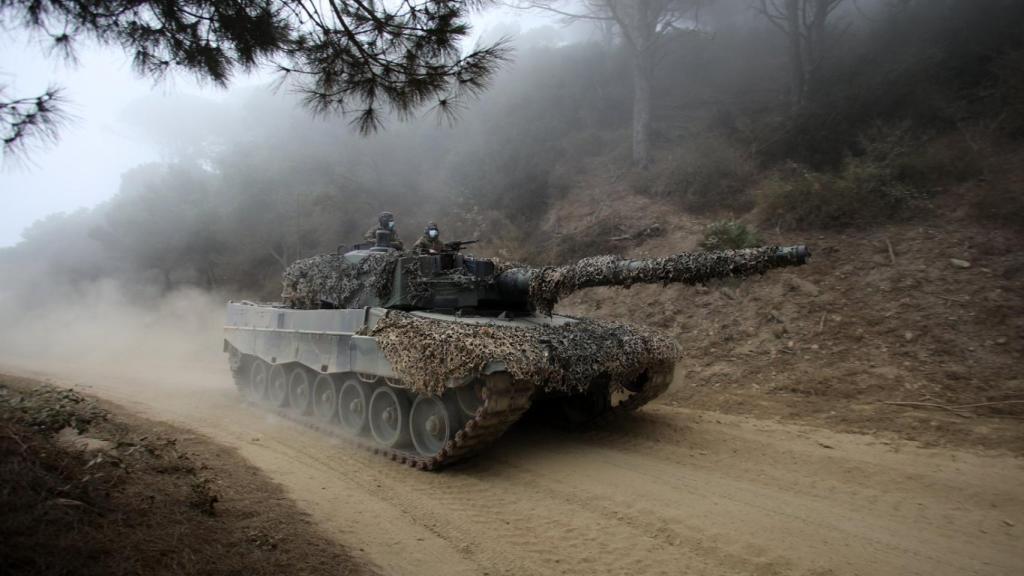 Leopard 2A4, la versión más antigua, en un entrenamiento de camuflaje.