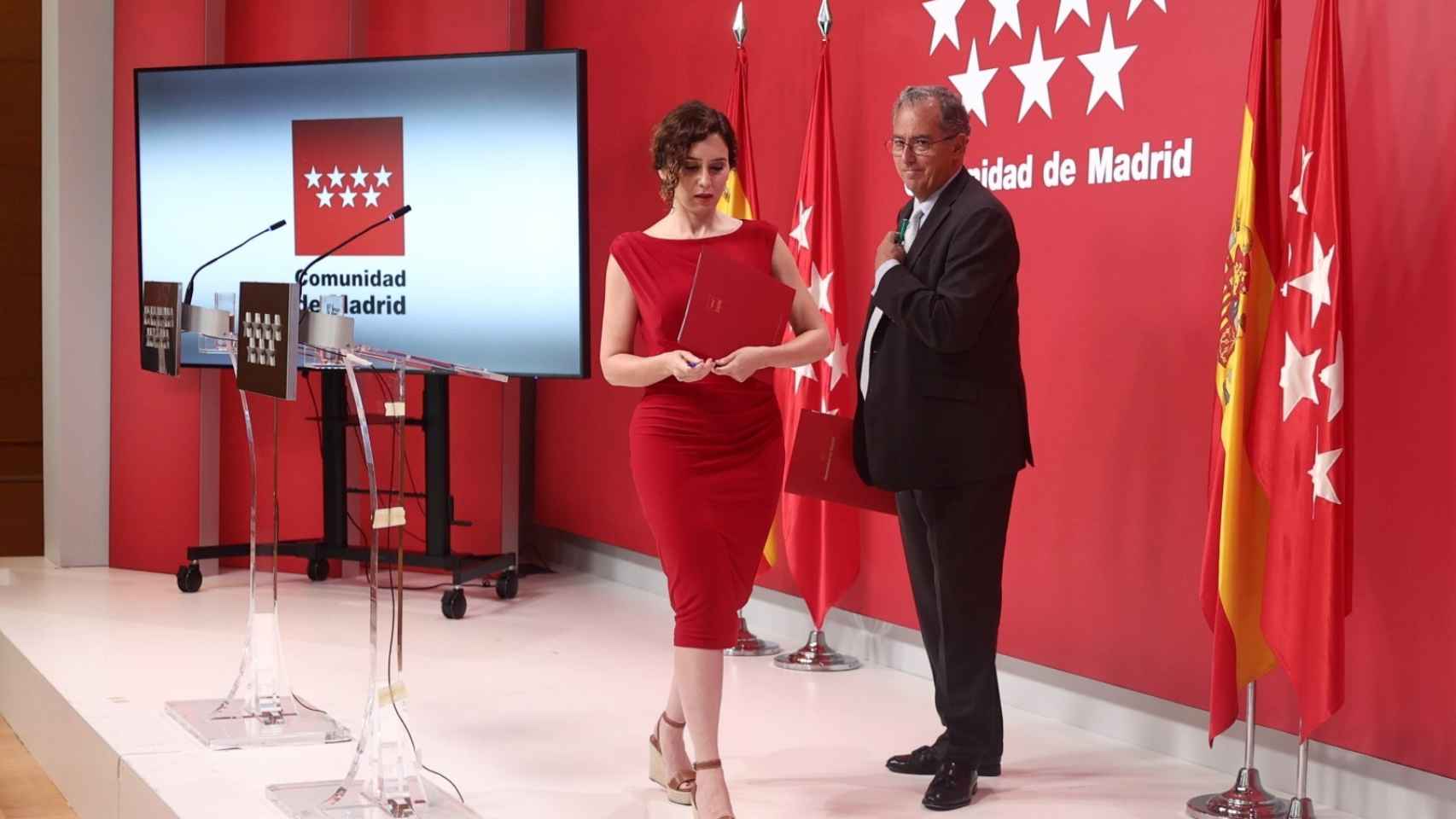 Isabel Díaz Ayuso, presidenta de la Comunidad de Madrid, y el consejero de Educación, Enrique Ossorio, en la rueda de prensa de este lunes.