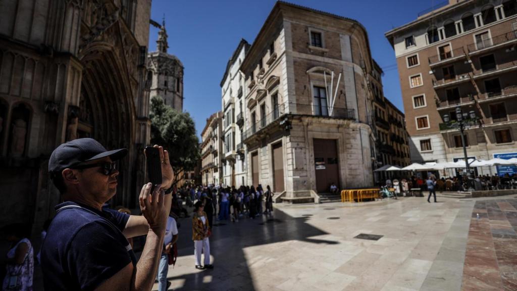 Un turista toma una fotografía en el centro de Valencia, el pasado fin de semana.