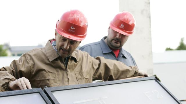 Dos hombres trabajan en una empresa