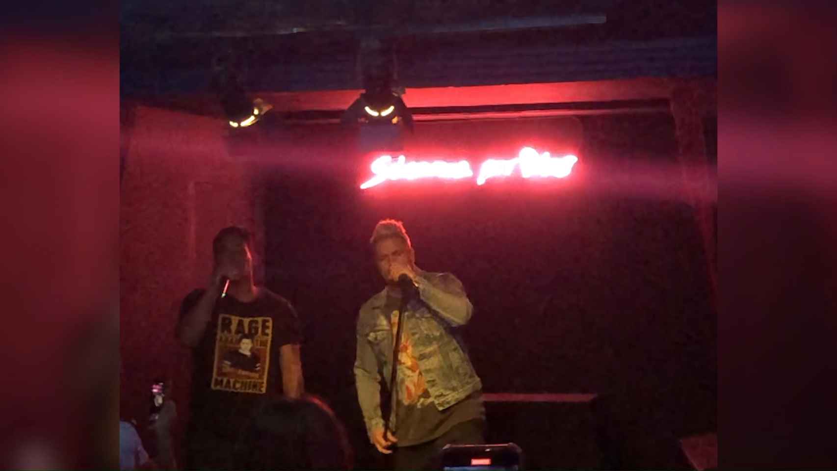 Dani Martín y Fernando Tejero cantan 'Contigo' de Joaquín Sabina en un karaoke de Madrid