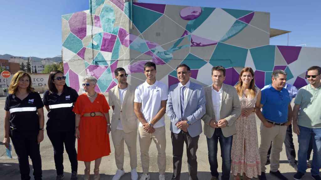 Carlos Alcaraz, este lunes, en El Palmar, a su derecha, el artista Sbah, y a su izquierda, el alcalde de Murcia, José Antonio Serrano, durante la inauguración de un mural dedicado al tenista.