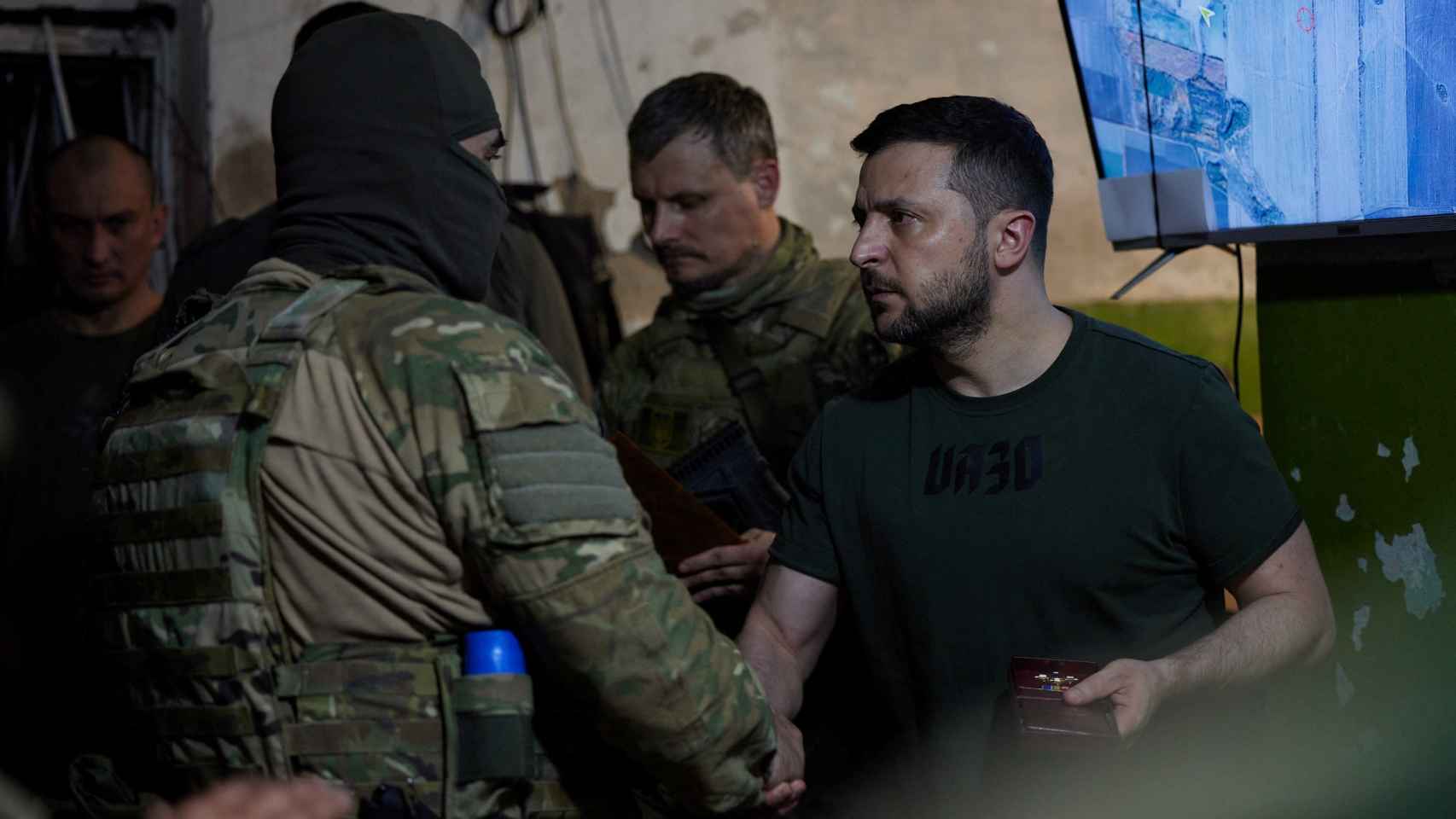 Volodímir Zelenski visita una posición de tropas en la región de Zaporiyia.