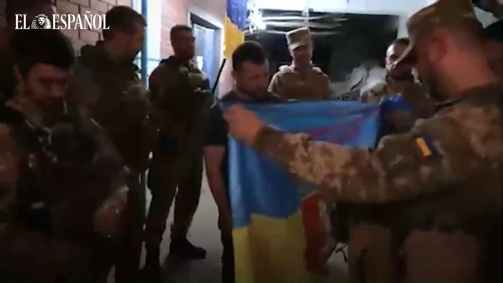 Zelenski visita a las tropas en Lugansk y Donetsk y a los refugiados de Mariúpol: "Siento orgullo" thumbnail